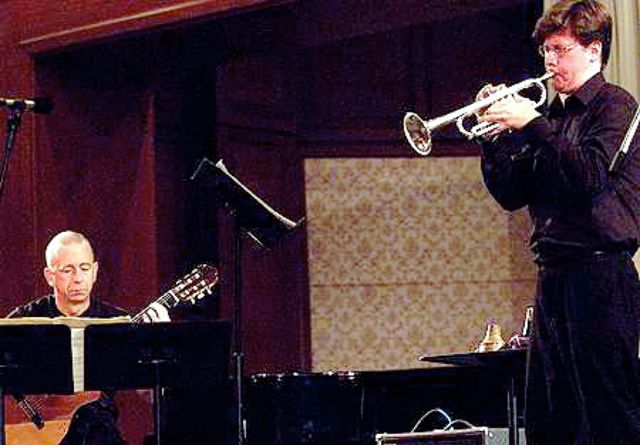 Luis Engelke performing with a guitarist