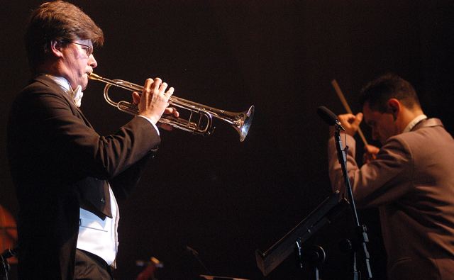 Luis Engelke performing as soloist in tails