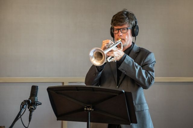 Luis Engelke performing with headphones at a microphone