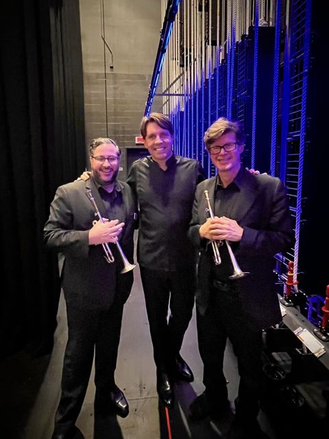 Luis Engelke backstage with a fellow trumpeter and the conductor