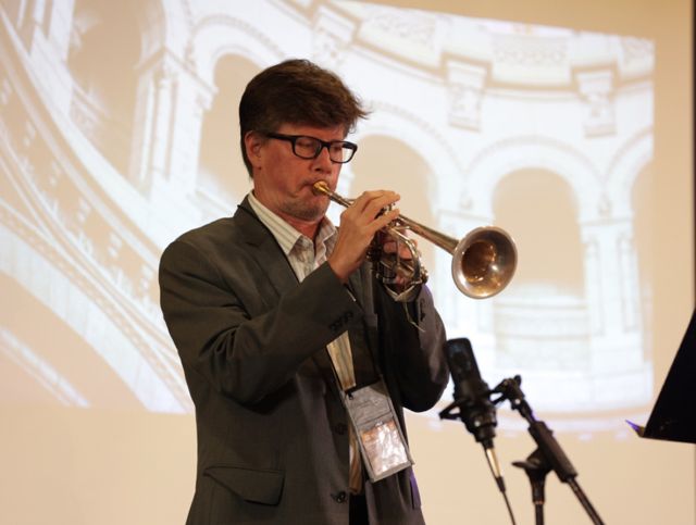 Luis Engelke performing in front of a projected image