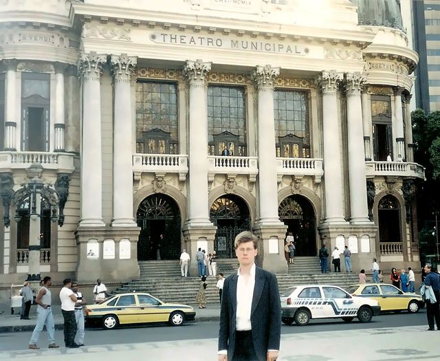 Luis Engelke in front of the Theatro Municipal in Rio de Janeiro