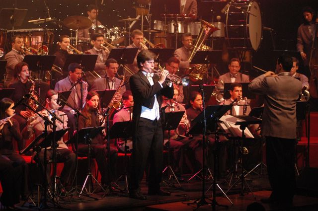 Luis Engelke performing as soloist in front of an orchestra