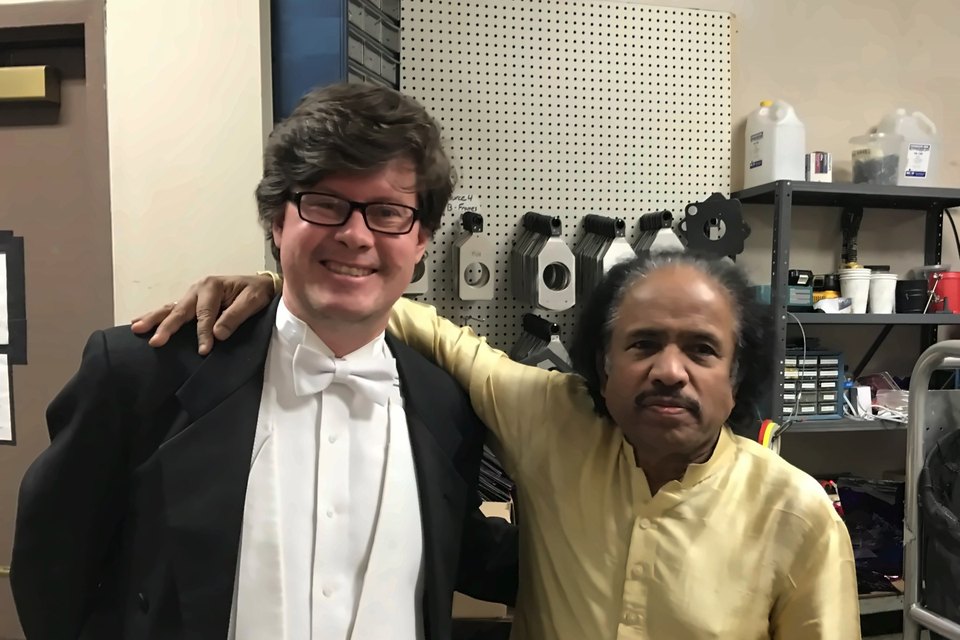 Luis Engelke in white tie with L. Subramaniam backstage